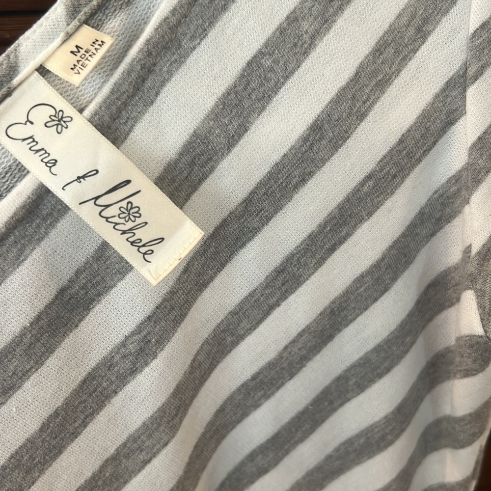 Emma & Michele Gray and White Casual A-line Dress with Flutter Sleeves - Picture 6 of 7